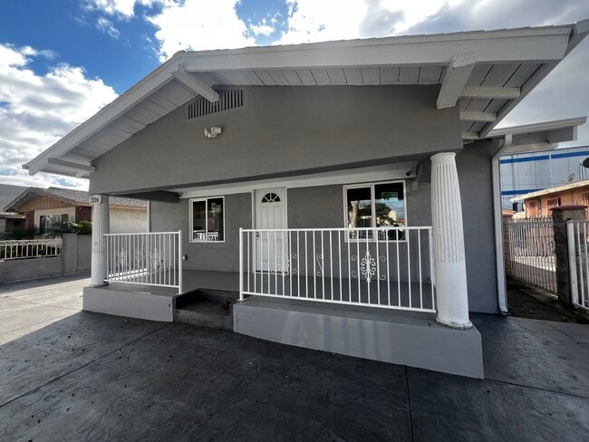 Building Photo - 2116 Zoe Ave