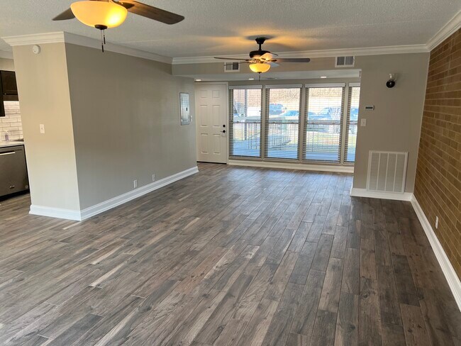 Building Photo - 110 Canberra Dr