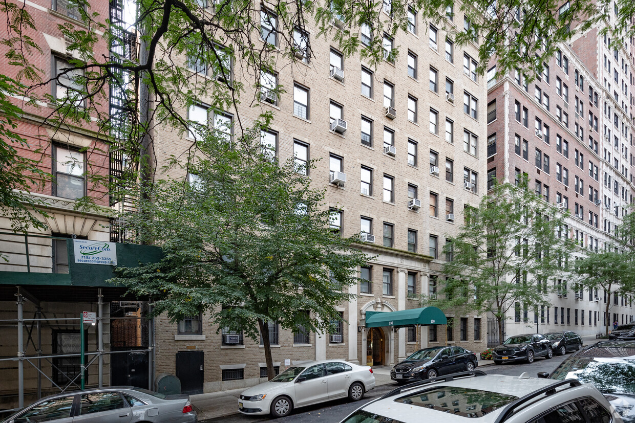 Primary Photo - 130 E 94th St