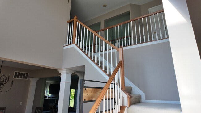 Foto del edificio - Spacious 4-Bed Gem with Balcony, Vaulted Ceilings, and Attached Garage in Loveland