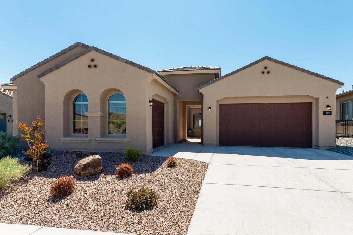 Foto principal - 1720 Mount Hood Trl NW