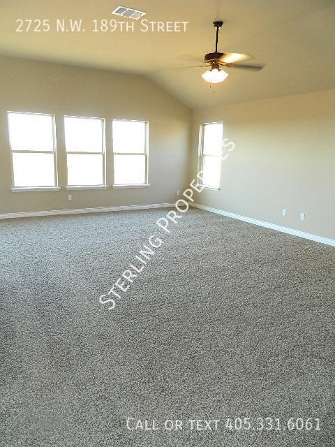 Foto del edificio - 2725 NW 189th St