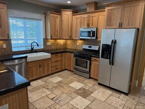 Building Photo - 414 W Oak St