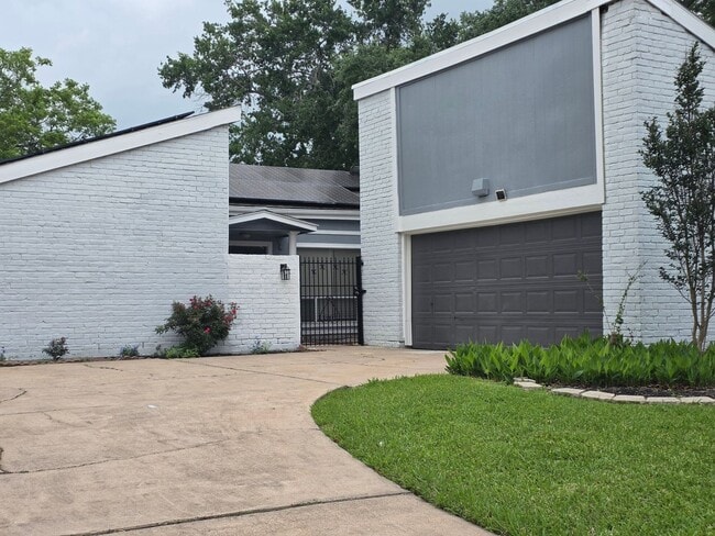 Foto del edificio - 13906 Ella Lee Ln