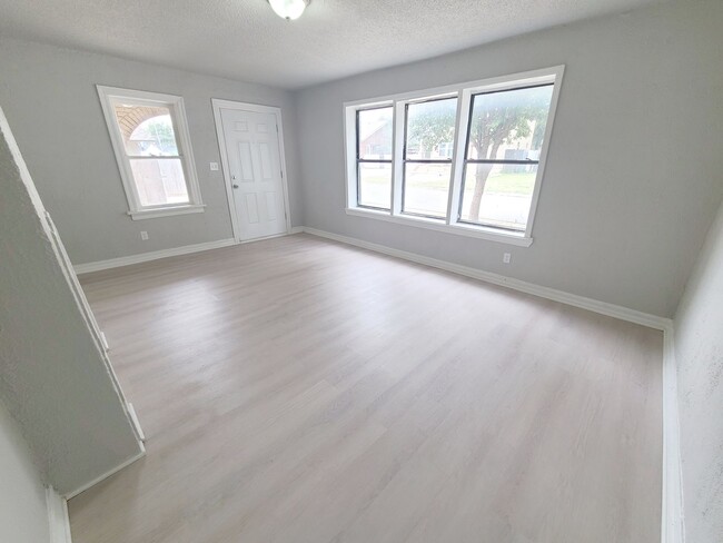 Building Photo - 2 Bed/1 Bath in historic duplex close to T...