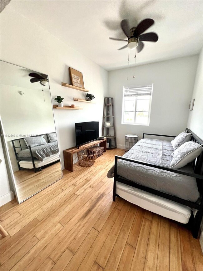Foto del edificio - 8415 Harding Ave
