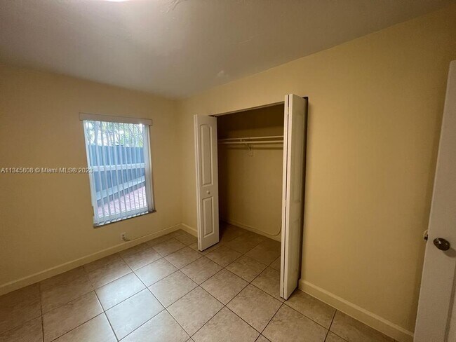 Foto del edificio - 1725 W 60th St