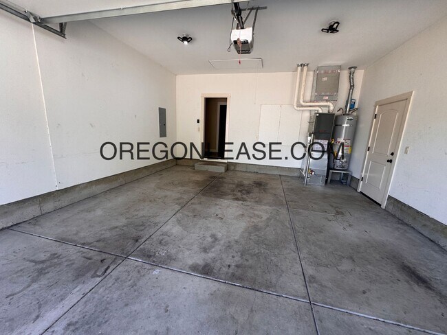 Building Photo - 2015 build 3 bed 2 bath North Eugene Home