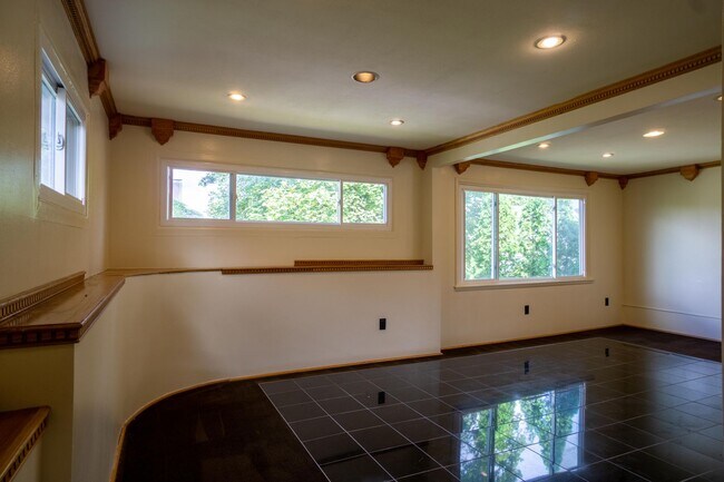 Foto del edificio - Apartment with Hardwood Floors Near Food C...