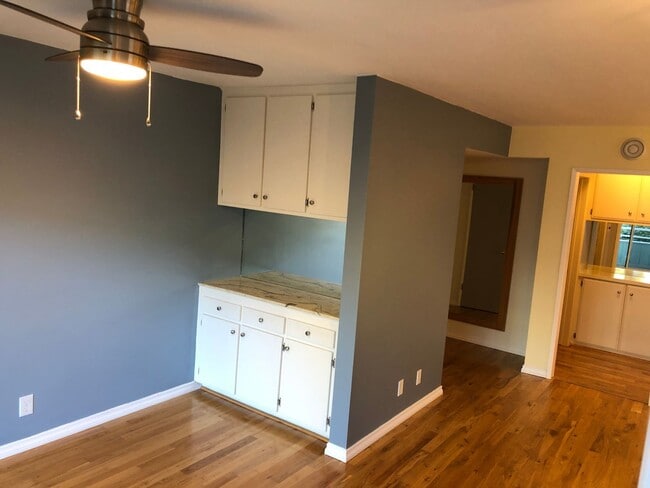 Foto del edificio - Charming sunny 1 bdrm w/hardwood in Playa Del Rey