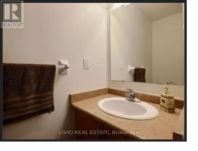 Building Photo - 55 Peachleaf Crescent