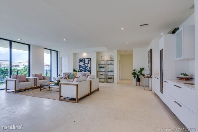 Foto del edificio - 4 br, 3.5 bath Condo - 3581 E Glencoe St