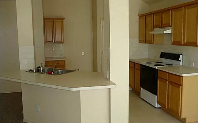 Foto del edificio - 664 Crystal Brook Dr