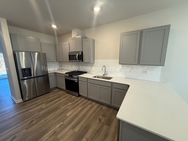 Building Photo - 3155 Fall Hls Dr