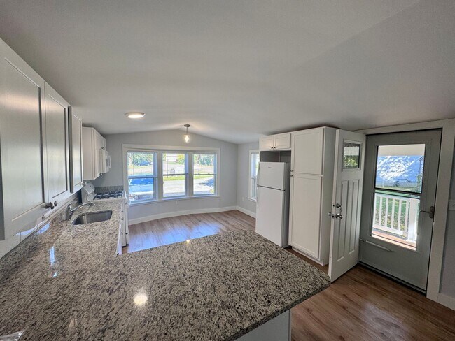 Foto del edificio - Renovated 2-bedroom Single Family in Dover, NH! | Heated Floors! | Washer/Dryer | Large Backyard ...