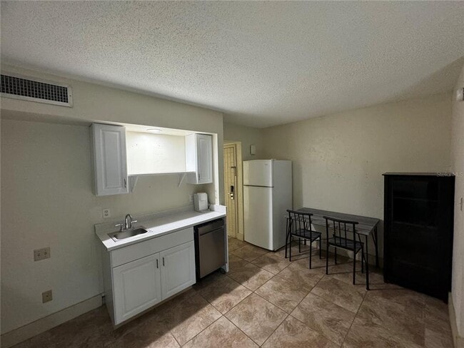 Building Photo - 3353 Camelot Dr