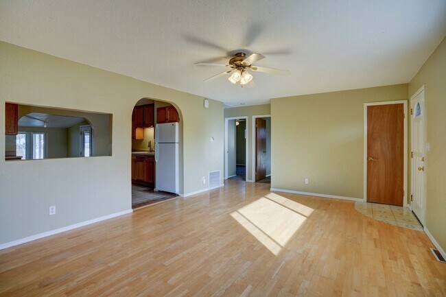 Building Photo - Home for Rent Near Willow Lake!