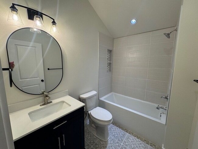 Building Photo - STUNNER within walking distance of Downtown Siloam Springs