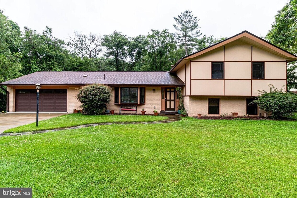 Foto principal - This elegant and unique three-level split ...