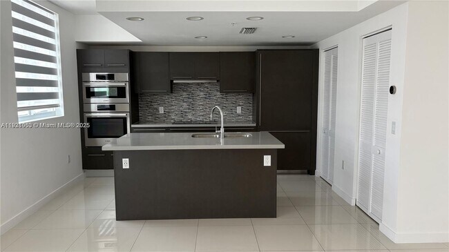 Foto del edificio - 7875 NW 107th Ave