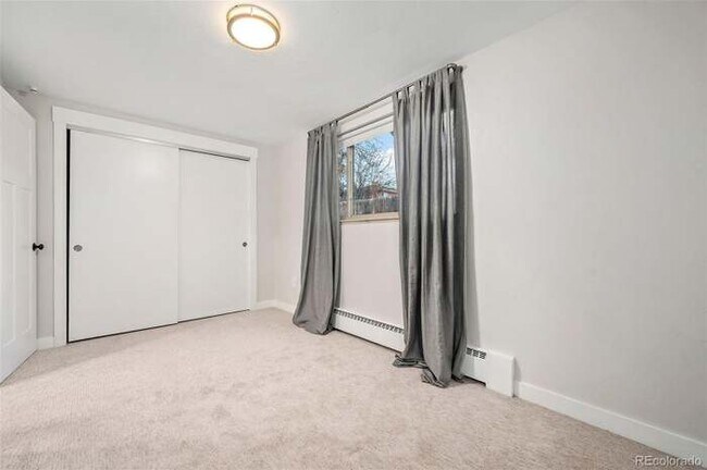 Foto del edificio - 3090 S Franklin St