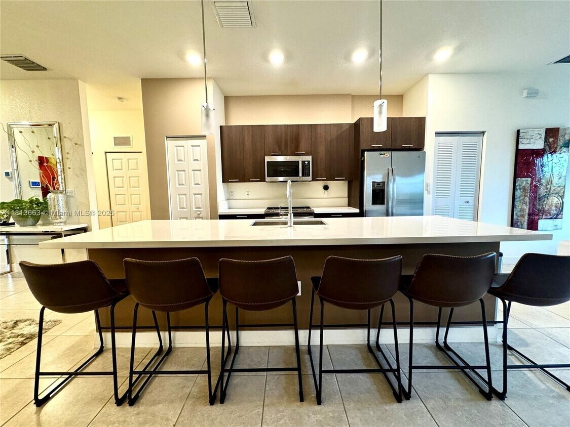Foto principal - 8175 NW 104th Ave