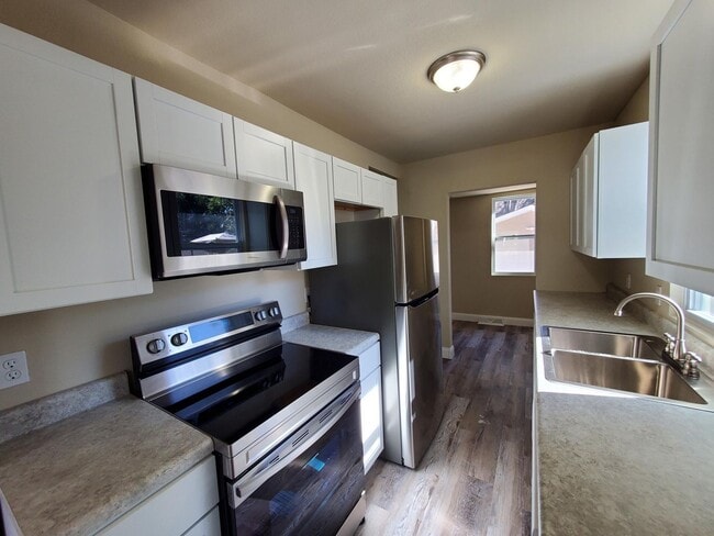 Building Photo - Updated 2 bedroom 2 bathroom with 2 Stall ...