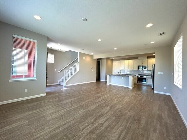 Building Photo - Beautiful 3 Bedroom 2.5 Bathroom in Gated ...