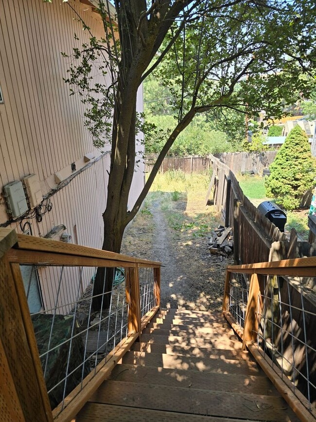 Building Photo - 3 bedroom 1 bath duplex