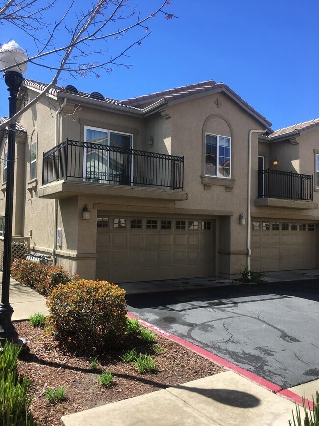 Unit with 2 patios - 3301 N Park Dr