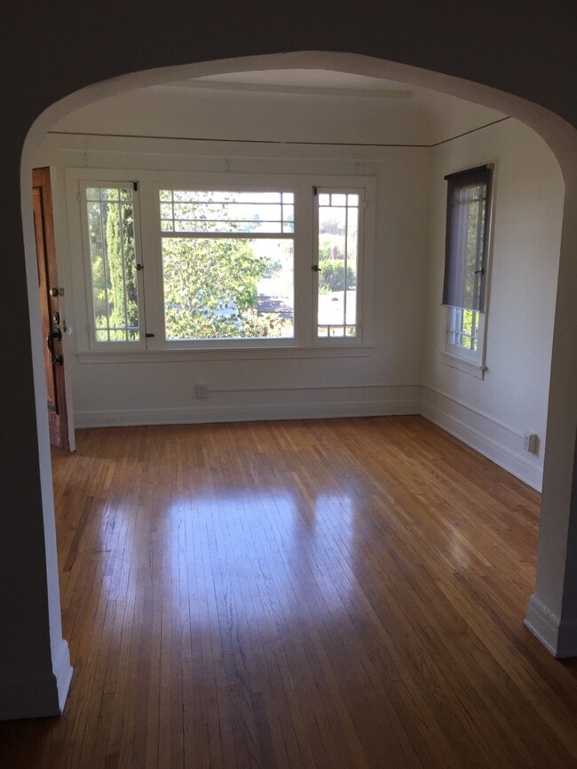 Building Photo - 732 Parkman Ave