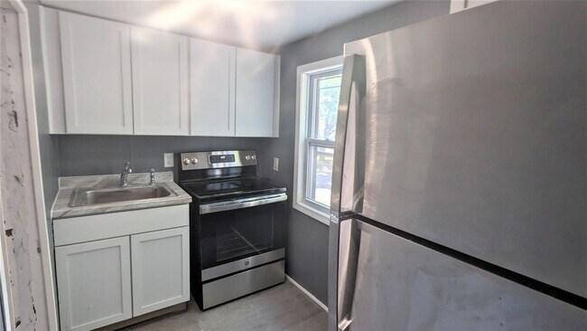 Building Photo - 878 E Forest Ave