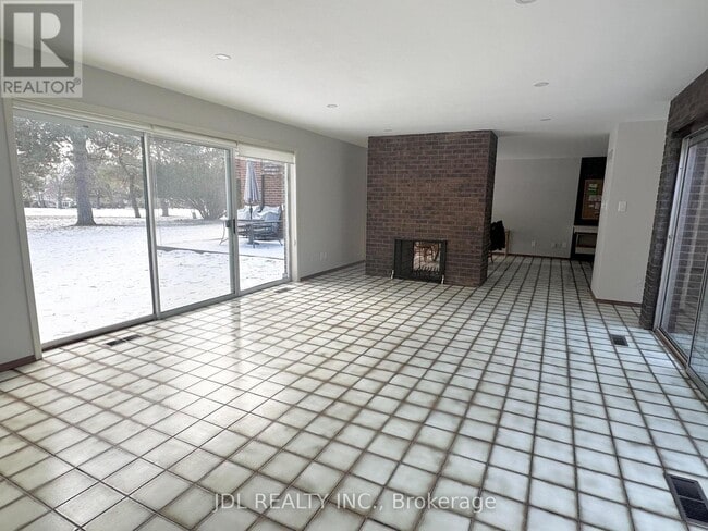 Building Photo - 17 Fairway Heights Crescent