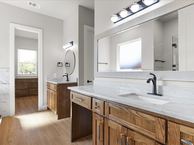 Foto del edificio - 8101 Oak Hollow Dr