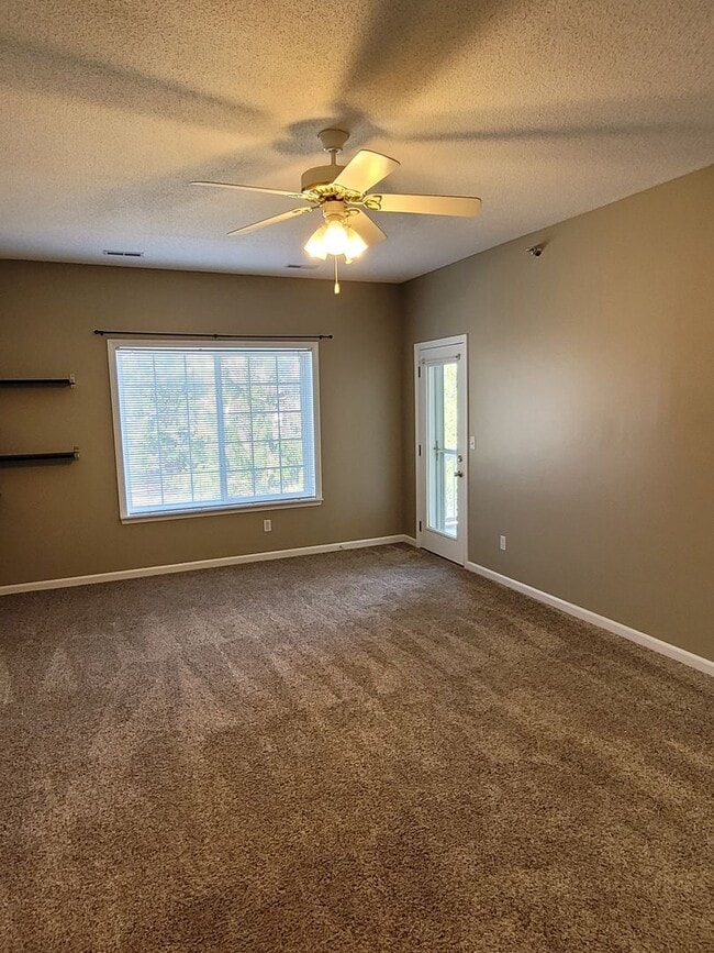 Building Photo - 3 Bedroom 2 Bathroom Condo-Spencer's Crest