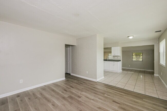 Foto del edificio - 1901 NW 152nd St