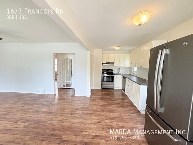 Building Photo - 3 BED 1 BATH EAST SIDE BUNGALOW PLUS HYDRO...