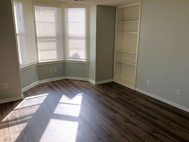 Building Photo - 818 Columbia Ave