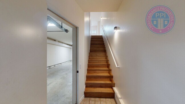 Foto del edificio - Prime Location, Directly Across From Nike Headquarters! Beautiful Townhouse, Two En-Suites, Centr...