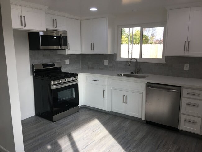 Building Photo - 3526 W Tulare Ave