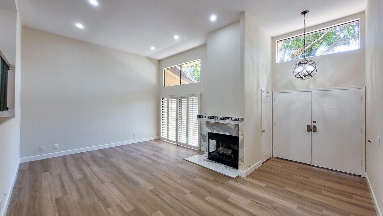 Foto principal - Beautifully Remodeled 3 Bed 3 Bath Townhou...