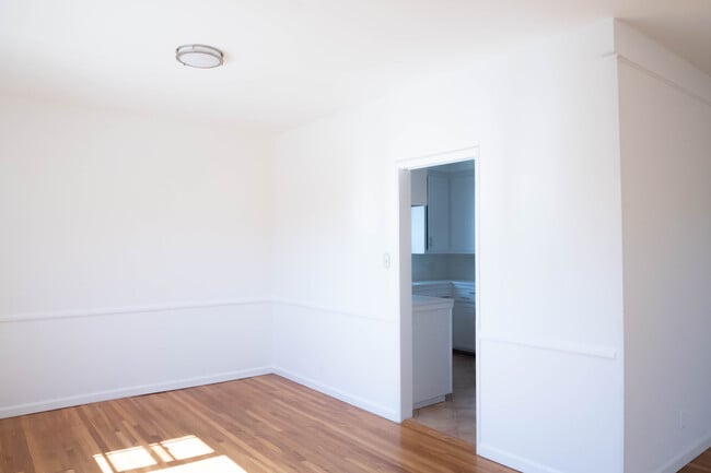Building Photo - 423 S Maple Dr