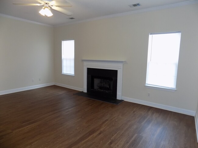 Building Photo - 2 Bedroom, 2 Bath Townhome on Southside Sa...