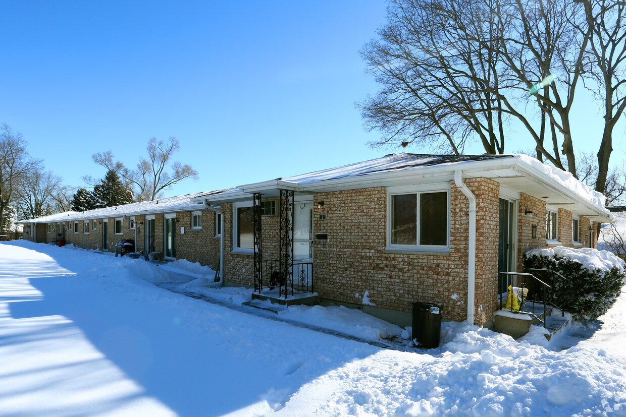 661 Main St, Antioch, IL 60002 Apartments in Antioch, IL