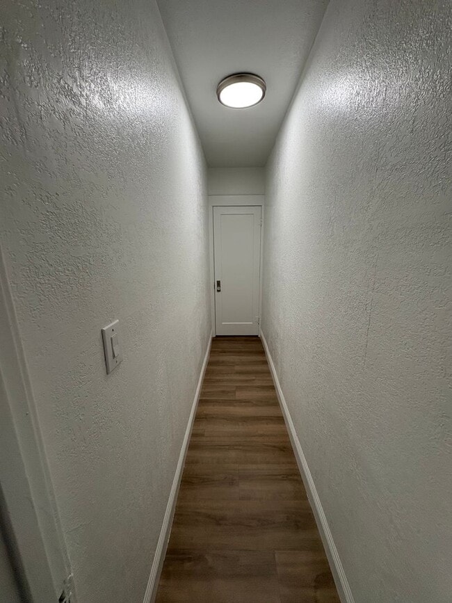 Building Photo - Spacious Tulare home Available Now!