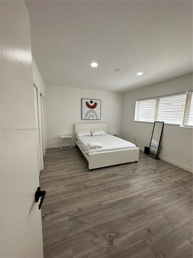 Building Photo - 324 Surfside Blvd