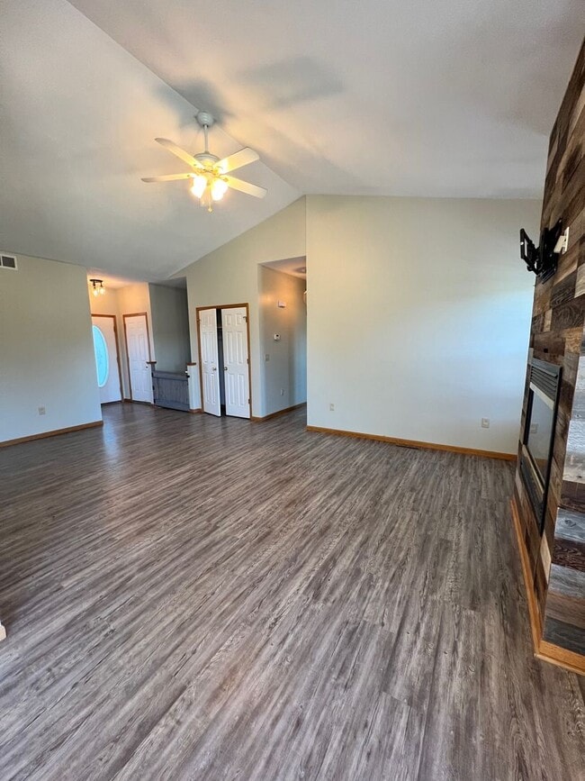 Building Photo - Available Now – Spacious 4 Bedroom / 3 Bat...