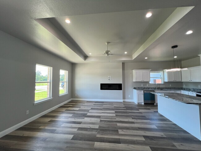 Building Photo - 821 Edgar St