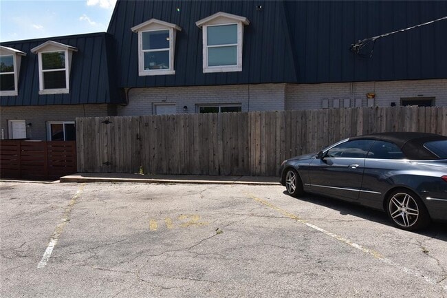 Foto del edificio - 300 E Croslin St