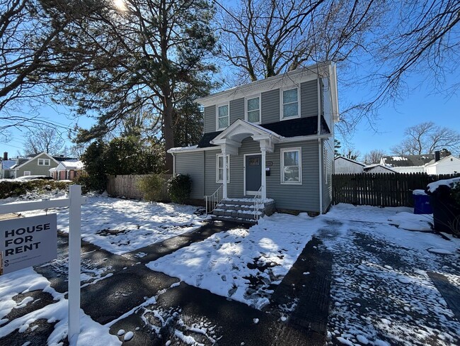 Building Photo - Charming 3-Bedroom 1.5 Bathroom Single Fam...